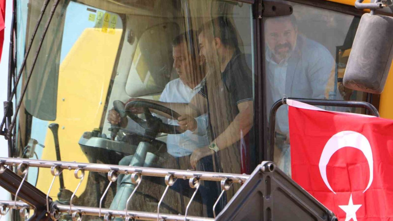 CHP Grup Başkanı Özel, Diyarbakır’da biçerdöverle buğday biçti