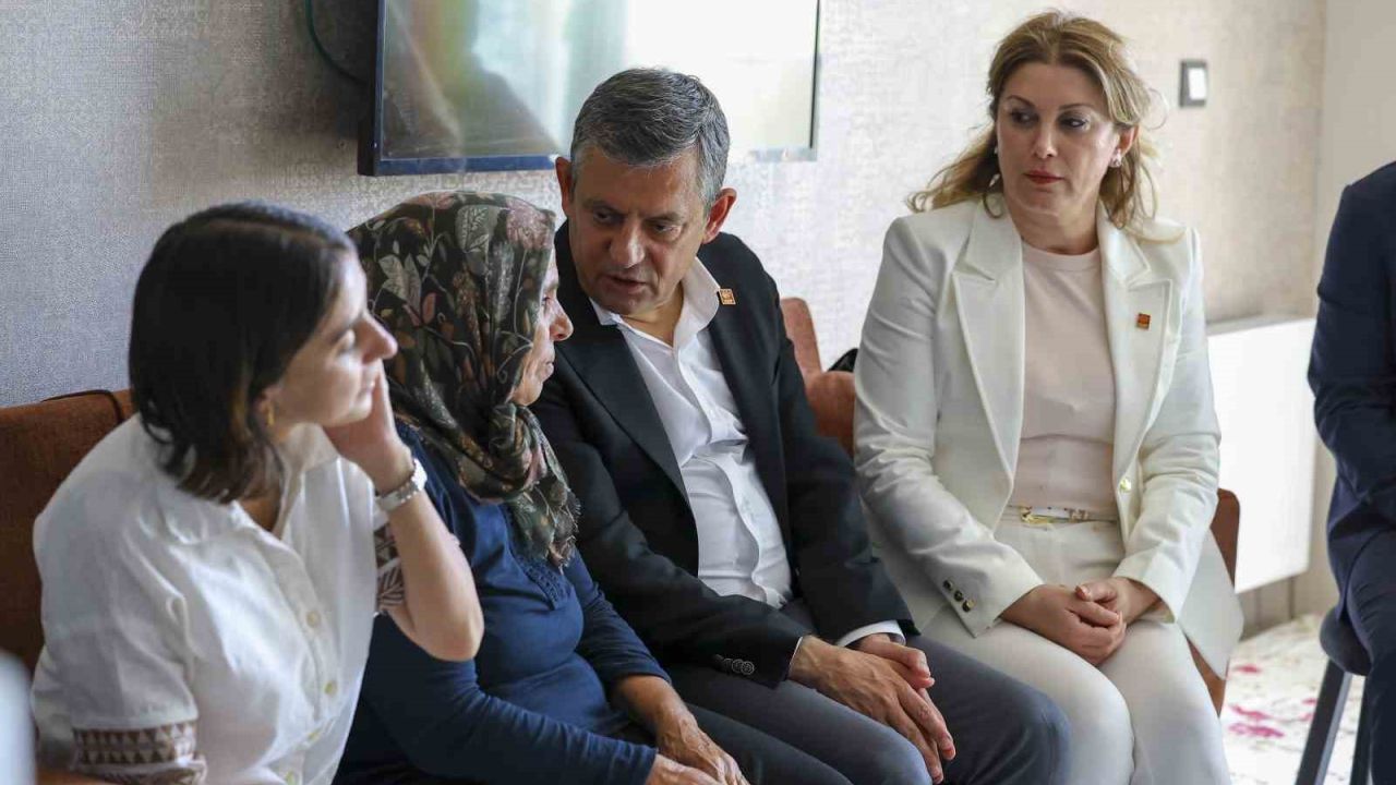 CHP Grup Başkanı Özel, Diyarbakır’da Gülistan Doku’nun ailesiyle görüştü