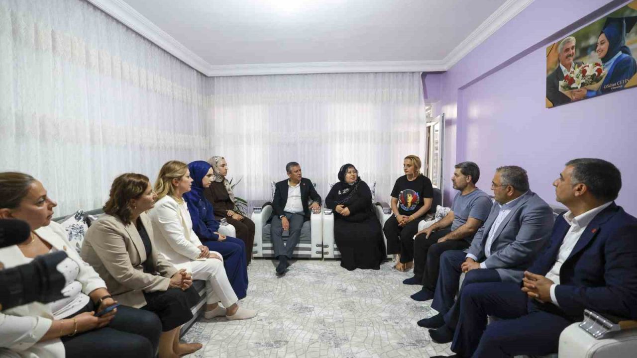 CHP Grup Başkanı Özel, Rojin Kabaiş’in ailesini ziyaret etti