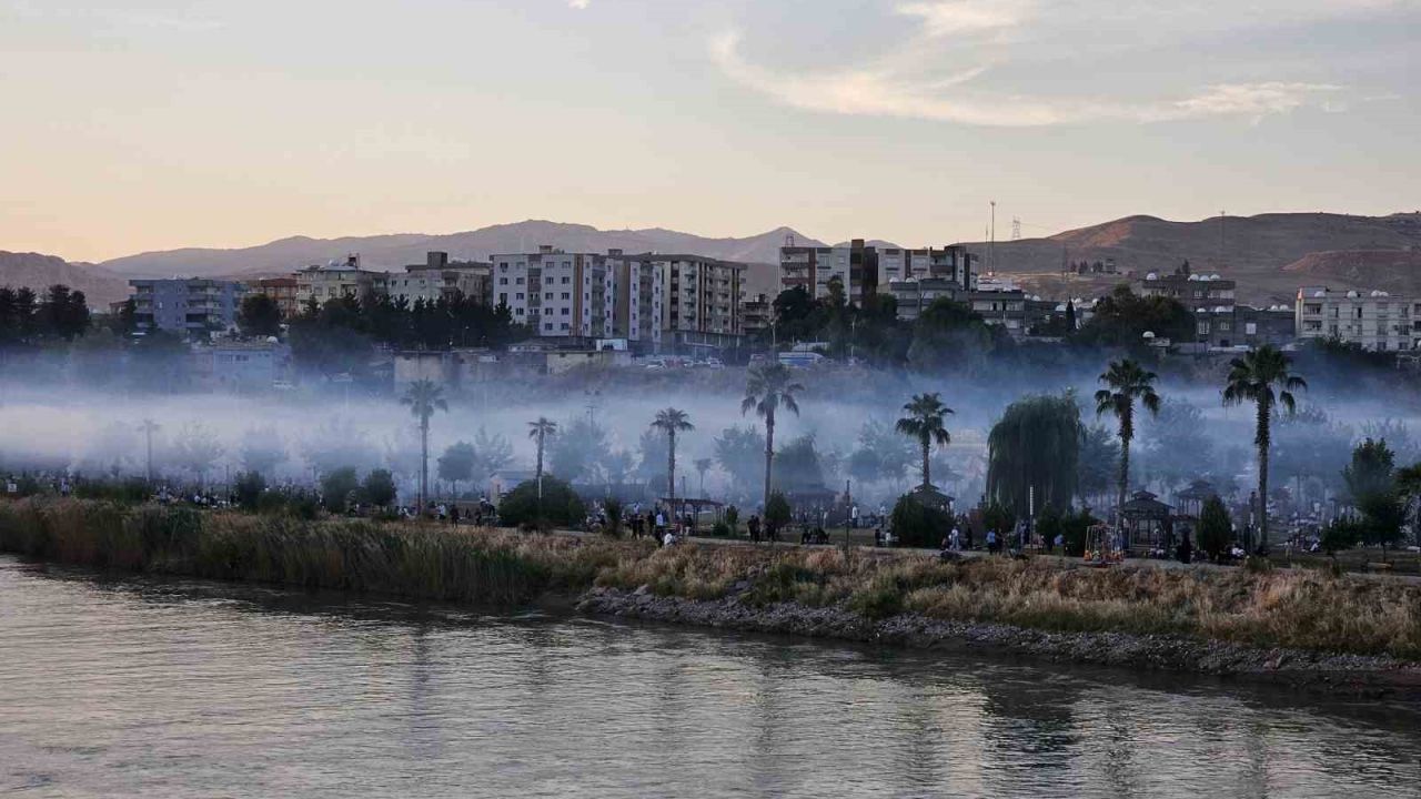 Cizre’de mangal dumanı nehir üzerinde sis görünümü oluşturdu