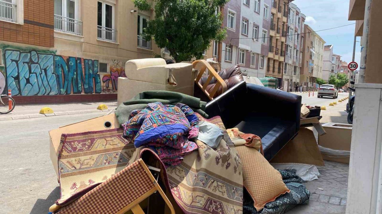 Çöp kenarına bırakılan hurda eşyalar ulaşımı aksatıyor
