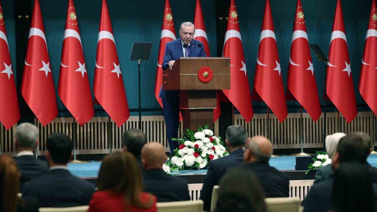 Cumhurbaşkanı Erdoğan: "Ana muhalefet partisi içindeki tartışmaların hiçbiri bizi ilgilendirmiyor"