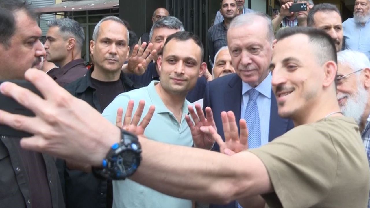 Cumhurbaşkanı Erdoğan Beyoğlu’nda vatandaşlarla buluştu