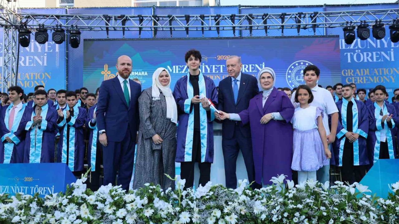 Cumhurbaşkanı Erdoğan, torunu Ömer Tayyip Erdoğan’a diplomasını takdim etti
