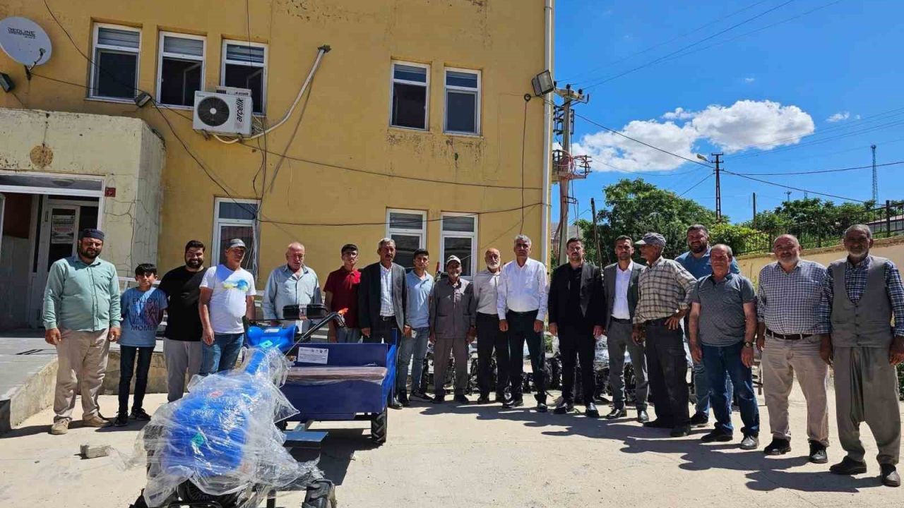 Çüngüş’te çiftçilere tarım aletleri hibe edildi