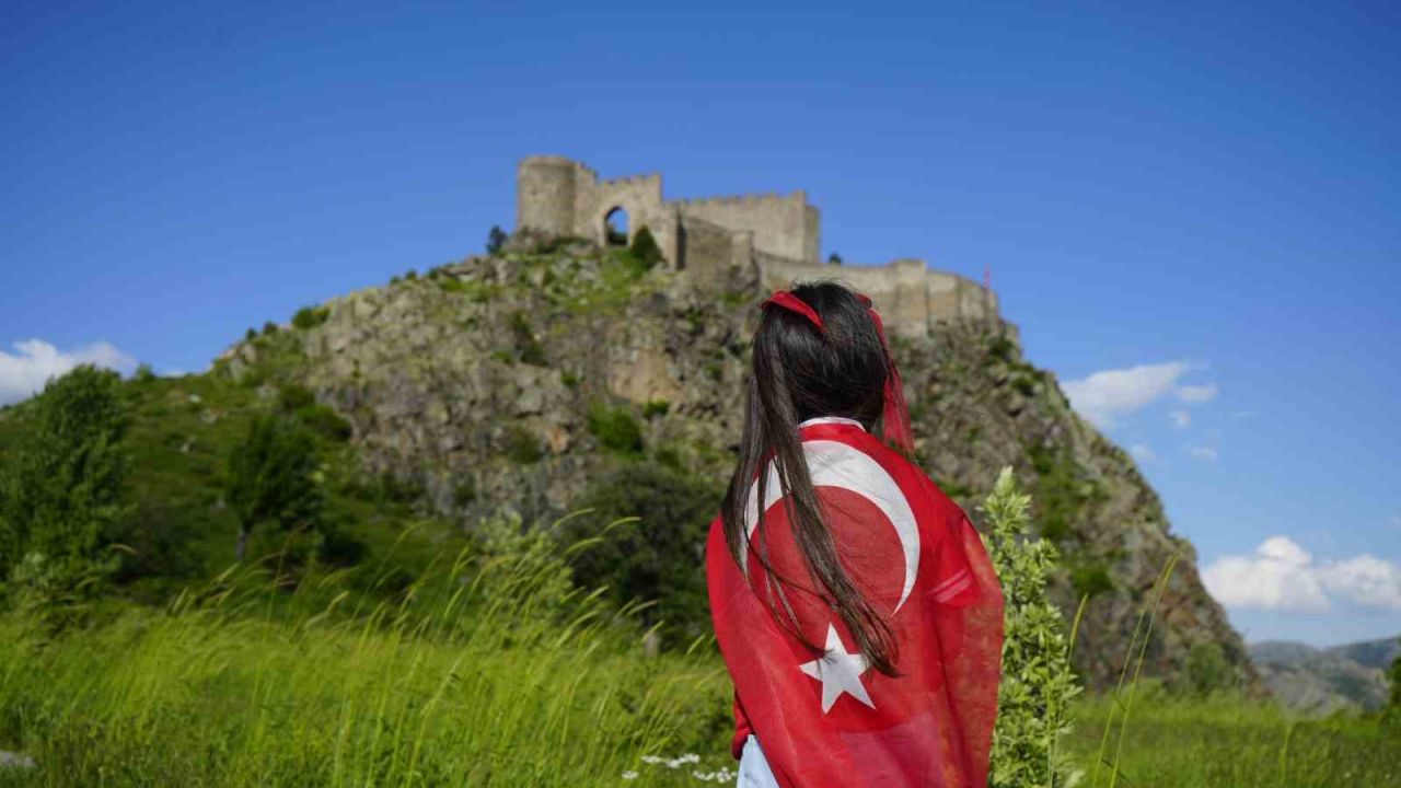 Dağcılar, 700 yıllık Kov Kalesi’ne Türk bayrağı asarak Milli Takım’a destek verdi