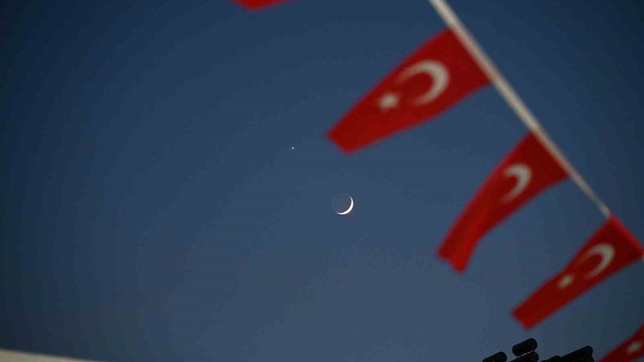 Demirci semalarında mest eden görüntü: Hilal ve yıldız yan yana
