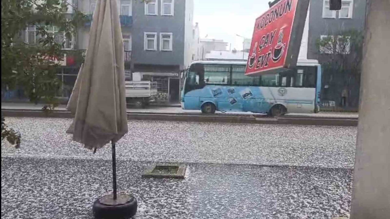 Demirözü’nde dolu yağışı etkili oldu