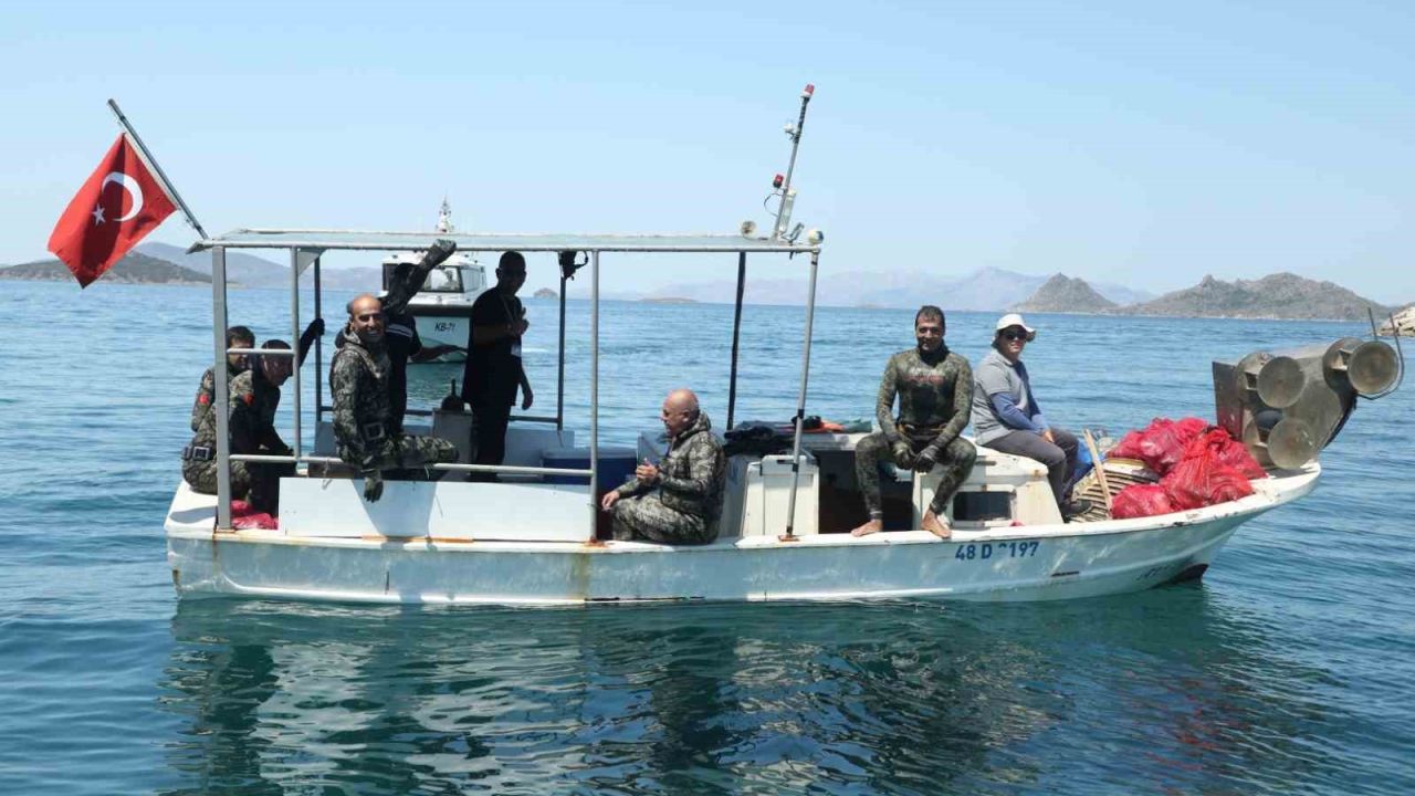 Deniz dibi temizliği Turgutreis’te yapıldı