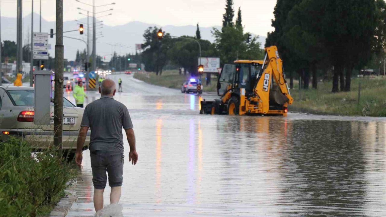 Denizli’de sağanak nedeniyle karayolu ulaşıma kapandı