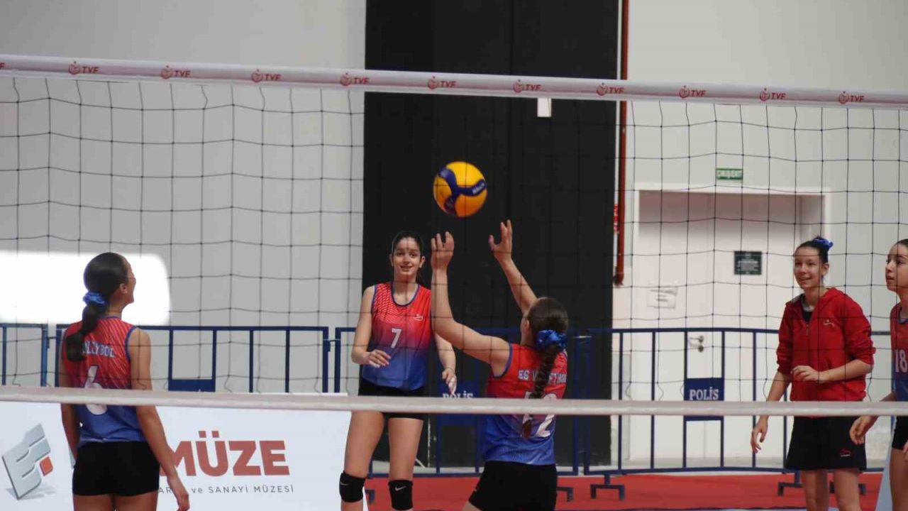 Depremde hayatını kaybeden Eskişehirli voleybolcunun ismi sezona verildi