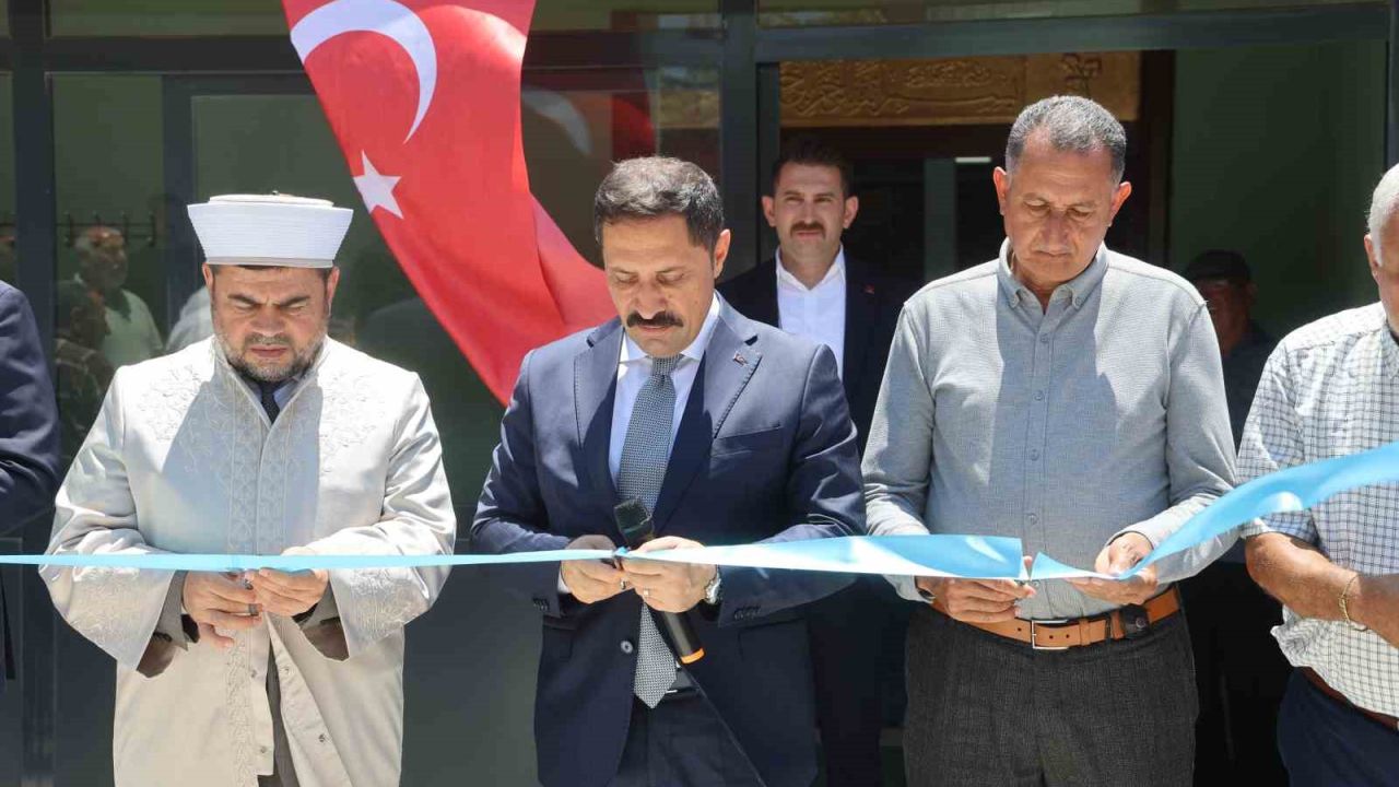 Depremin ardından inşa edilen 130’uncu cami dualarla ibadete açıldı