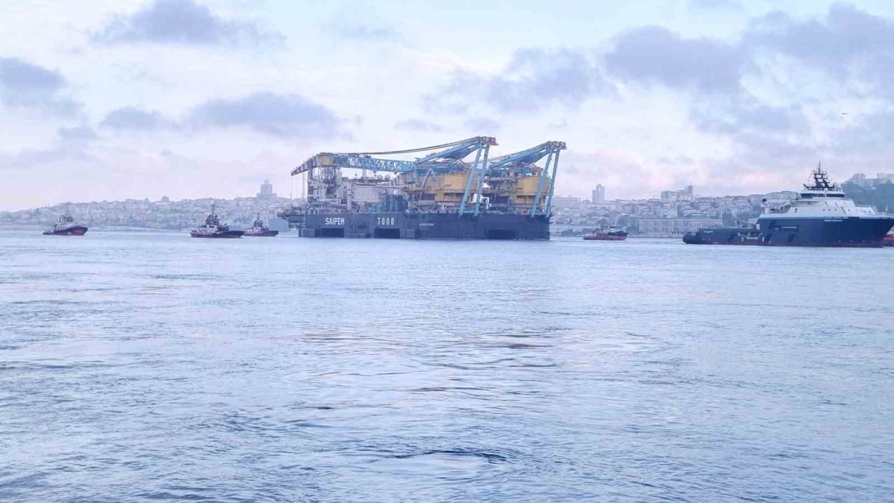Dev vinç gemisi ’Saipem 7000’ İstanbul Boğazı’ndan geçiyor