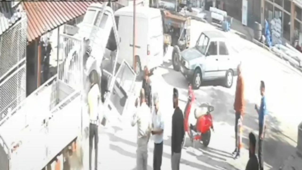 Devriye görevindeki polis memuru yanan kamyonete müdahale edip söndürdü