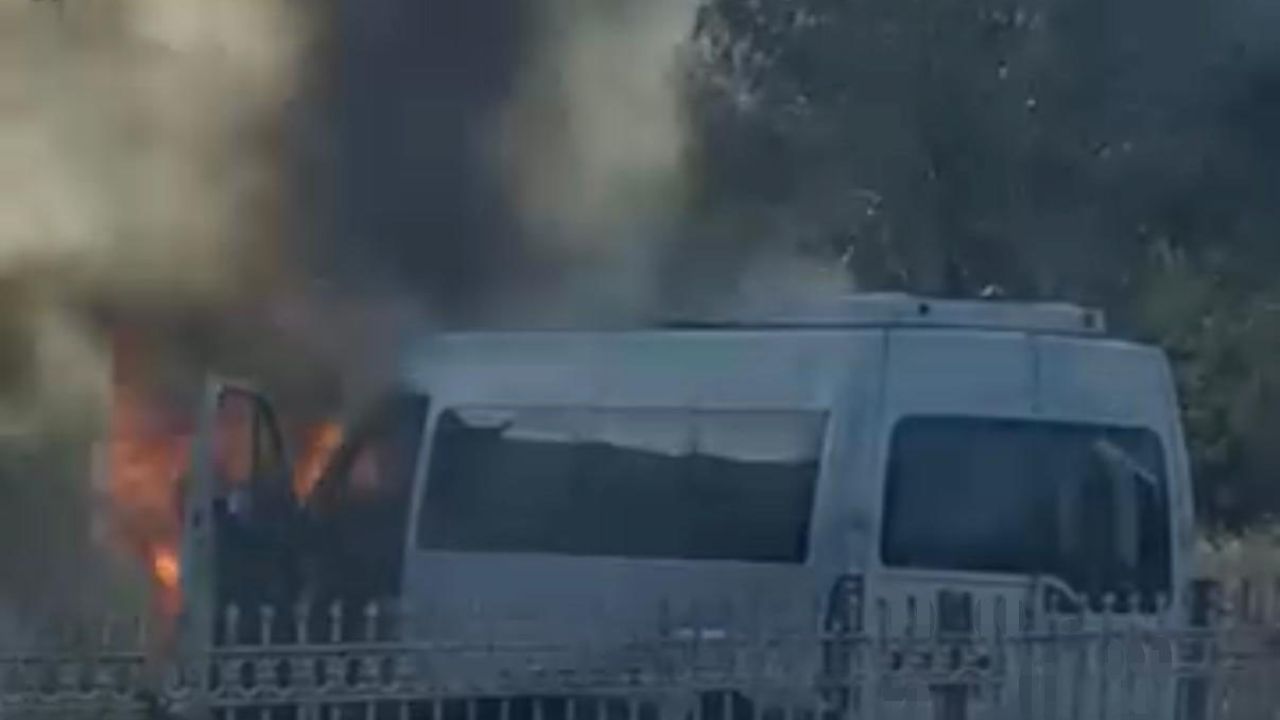 Diyarbakır’da alevlere teslim olan minibüs küle döndü