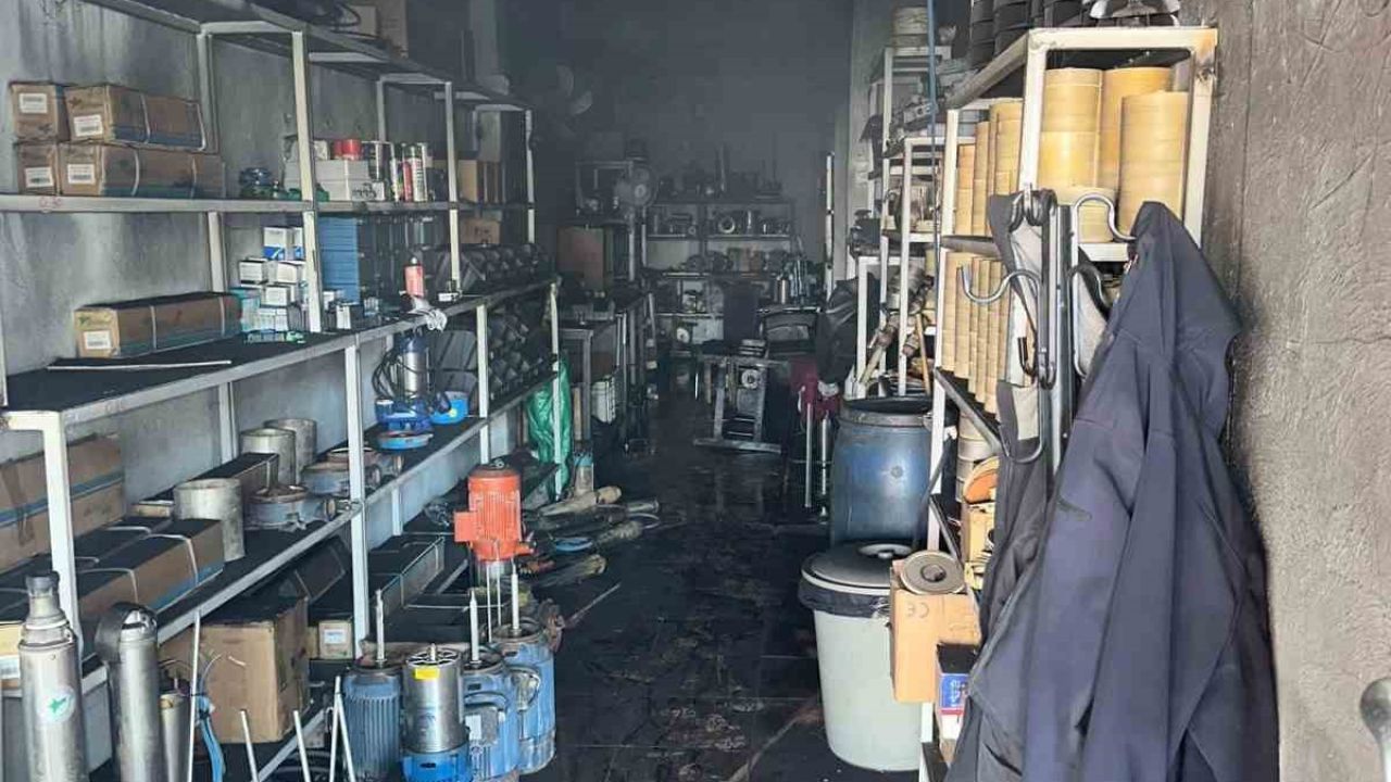 Diyarbakır’da çıkan yangında iş yeri kullanılamaz hale geldi