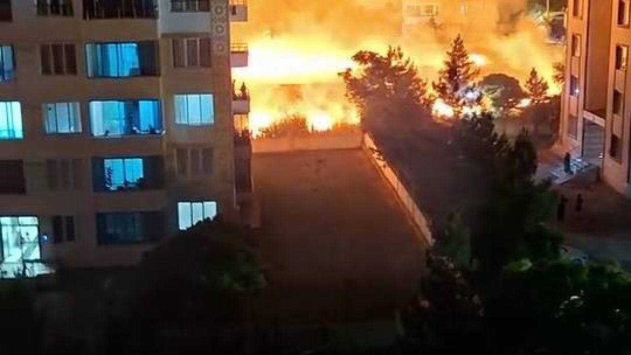Diyarbakır’da korkutan yangın: Geceyi gündüze çeviren alevler apartmanlara sıçramadan söndürüldü