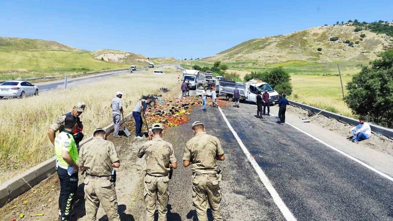 Diyarbakır’da sebze yüklü kamyonetin tekeri patladı: Kasadan savrulan ürünler yolu trafiğe kapattı