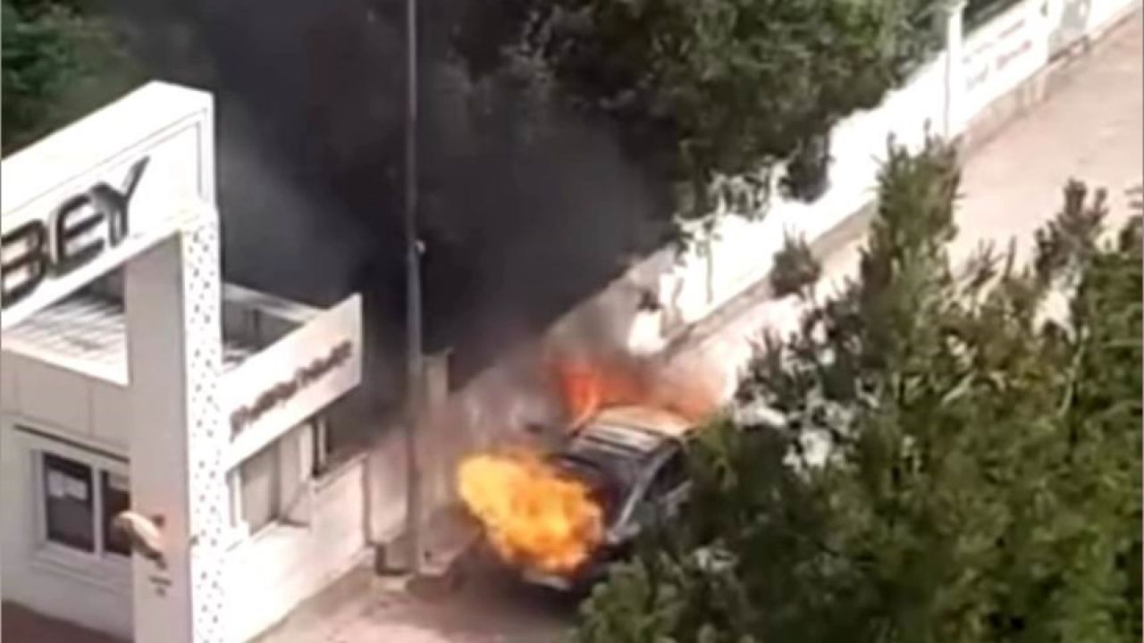 Diyarbakır’da seyir halindeki araç alev topuna döndü