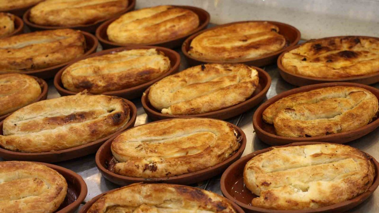 Diyarbakır’da tandırda çömleklerde pişirilen yeni lezzet börek talep görüyor