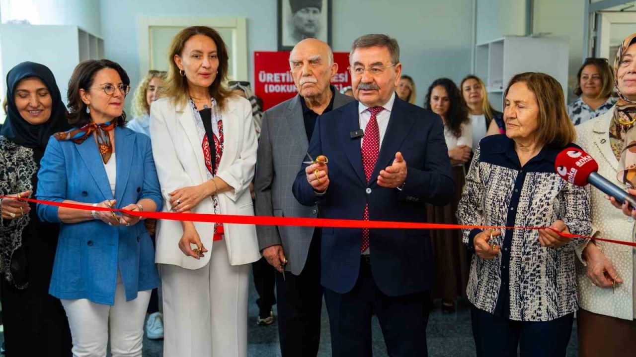 Dokuyarak atıklardan ürüne: Dokuma ve nakış atölyesi açıldı