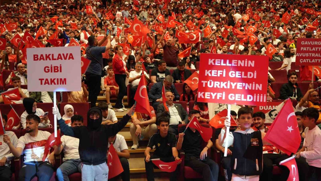 Dualarla milli takıma destek olundu, dev ekranda maç heyecanı yaşandı