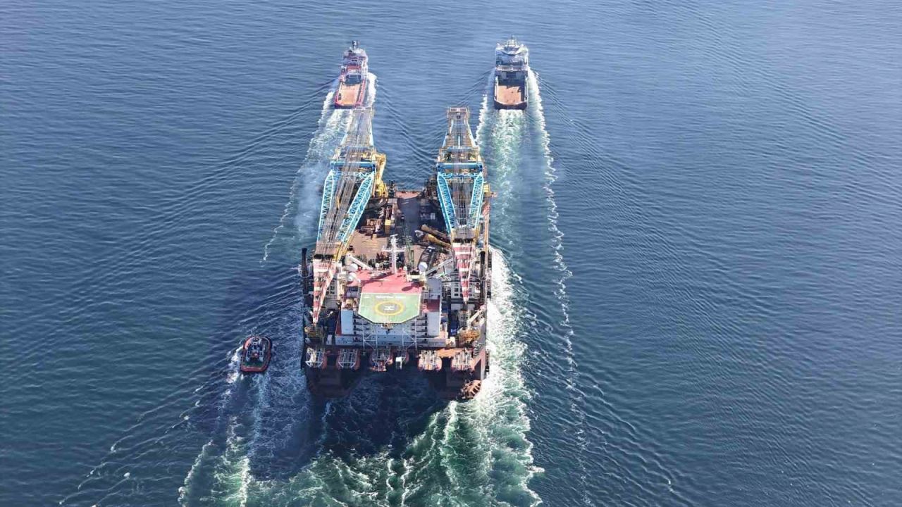 Dünyanın 3’üncü büyük ağır kaldırma vinci Çanakkale Boğazı’ndan geçti