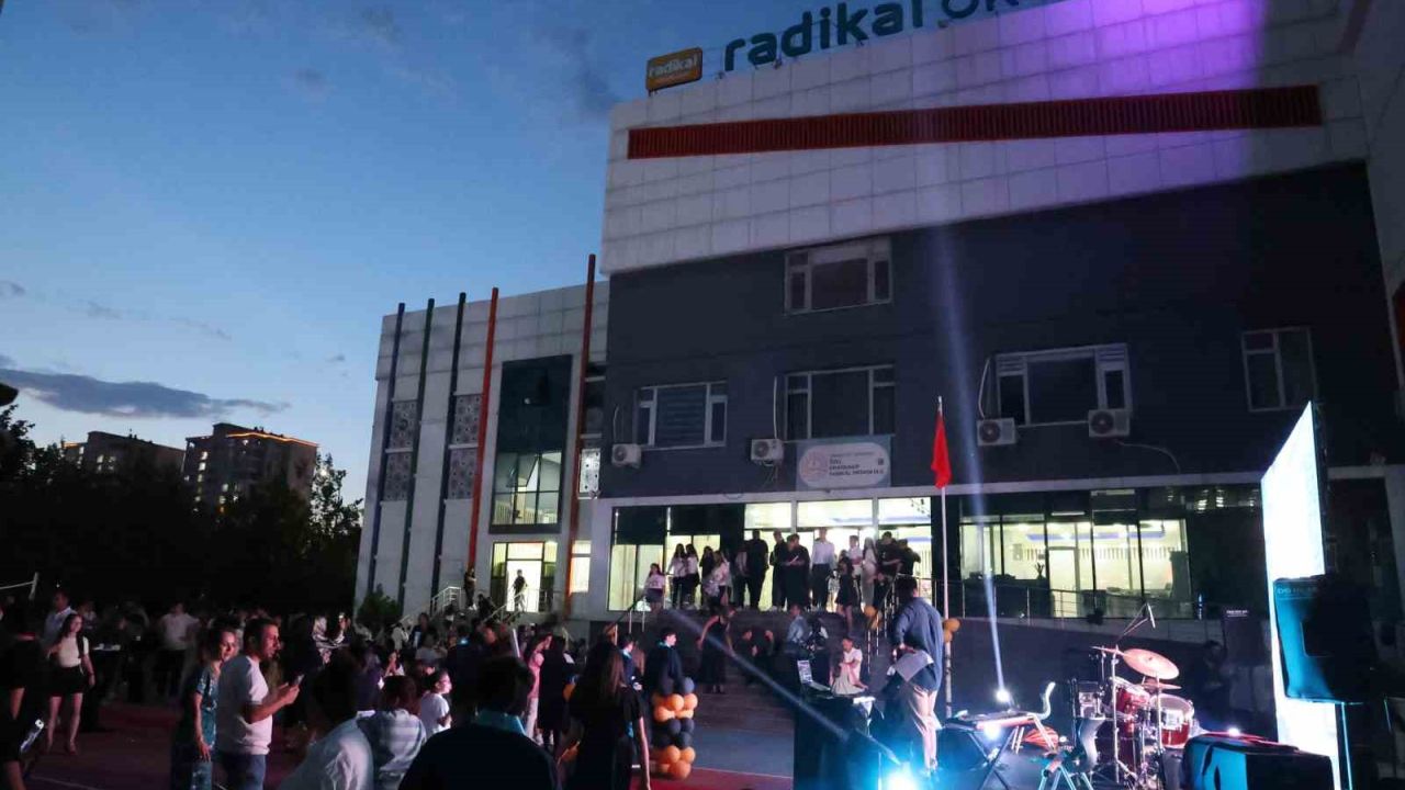 (Düzeltme) Diyarbakır’da 8’inci sınıf öğrencileri kep attı