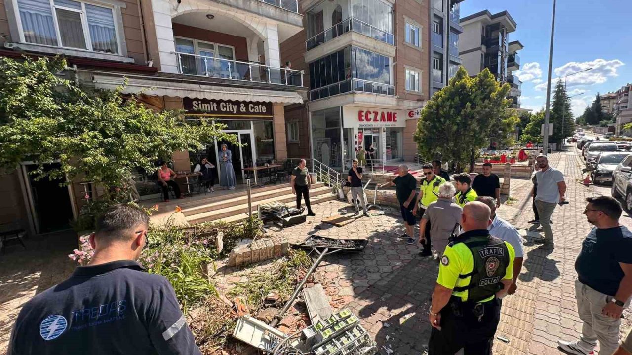 Edirne’de faciadan dönüldü: Freni boşalan kamyon iki araca ardından duvara çarptı