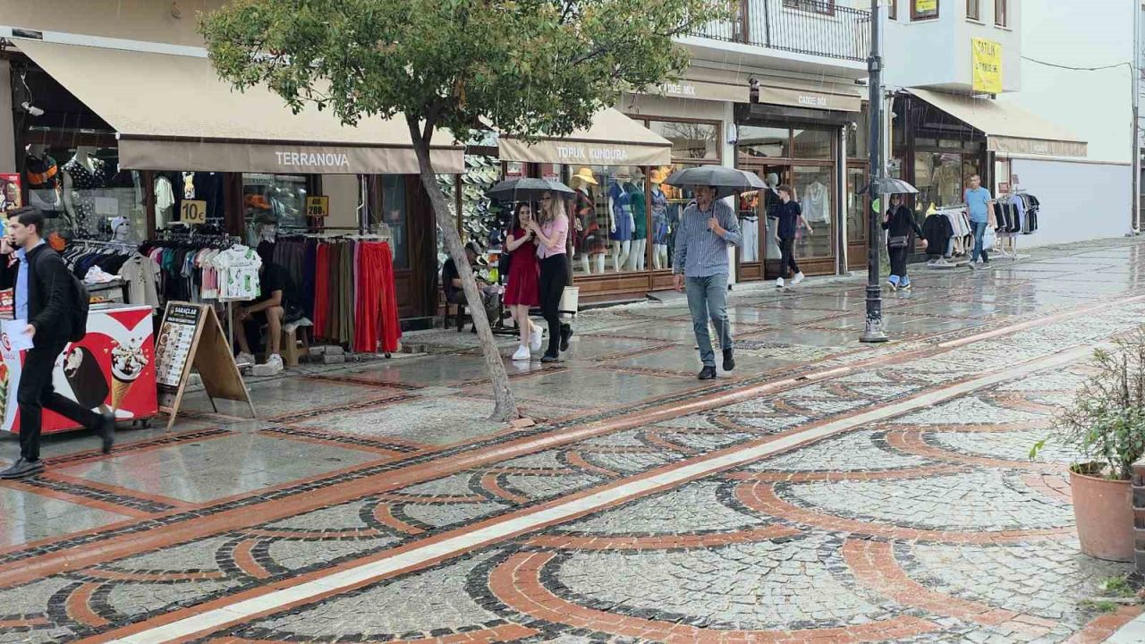 Edirne’de vatandaşlar yağmurun tadını çıkardı