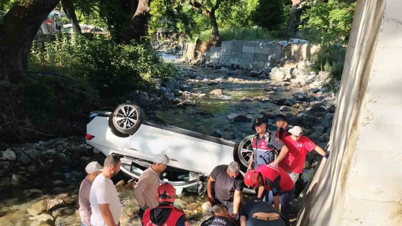 Edremit’te kontrolden çıkan otomobil dereye uçtu: 1 yaralı