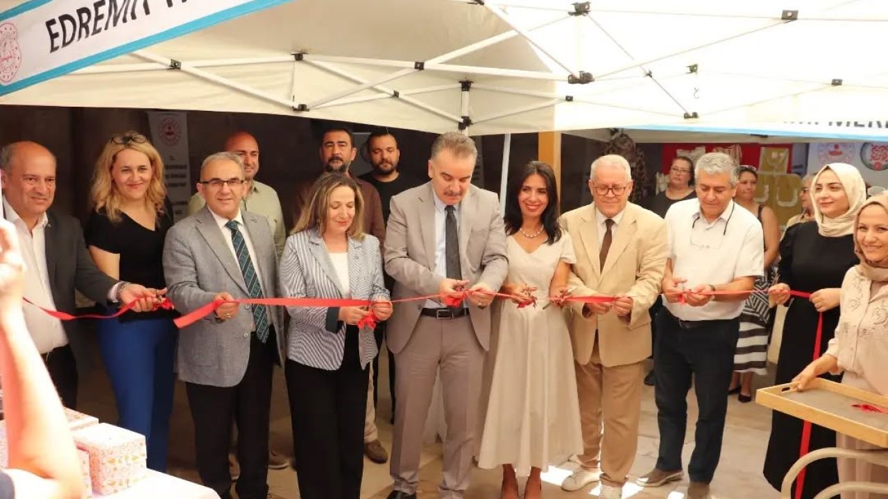 Edremit’te kursiyerlerin el emeği göz nuru ürünleri sergilendi