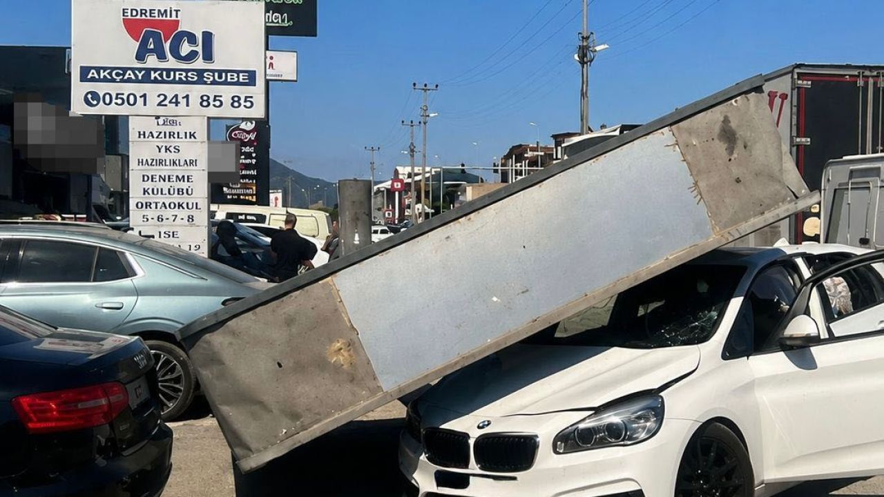 Edremit’te market tabelası devrildi, facianın eşiğinden dönüldü
