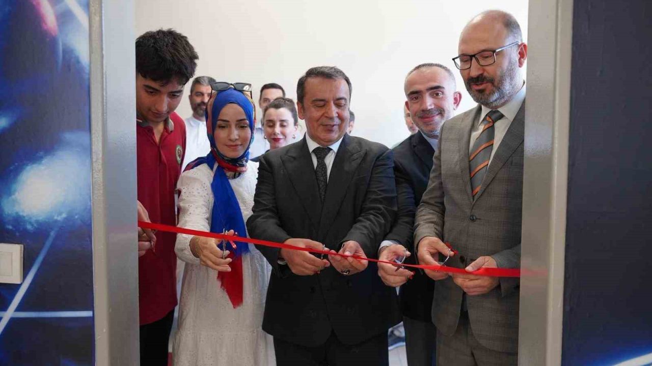 Eğitime destek: Yenibosna Anadolu İmam Hatip Lisesi’nde Fizik Laboratuvarı açıldı