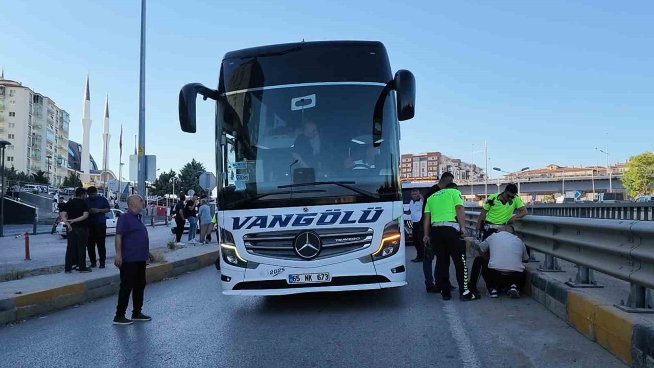 Ehliyetsiz sürücü, otomobil ve yolcu otobüsüne çarptı: 40’ar bin lira ceza kesildi