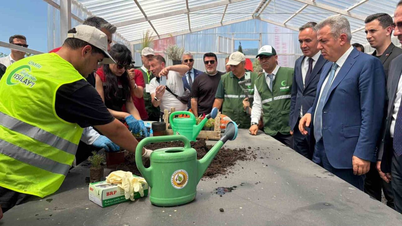 Ekrandan toprağa: İzmir’de gençler için ’Doğal Yaşam Köyü’ kuruldu