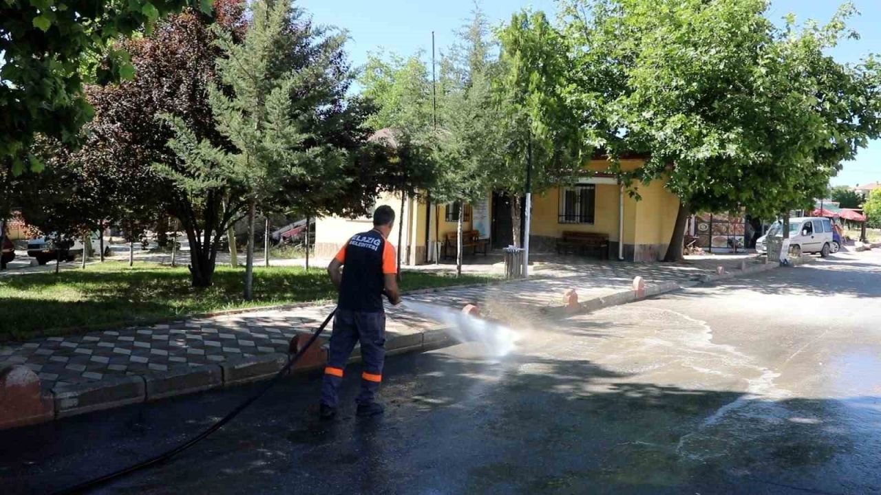 Elazığ’da belediye ekiplerinin, temizlik mesaisi sürüyor