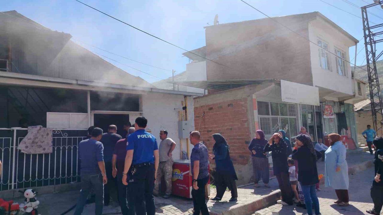Elazığ’da ev yangını