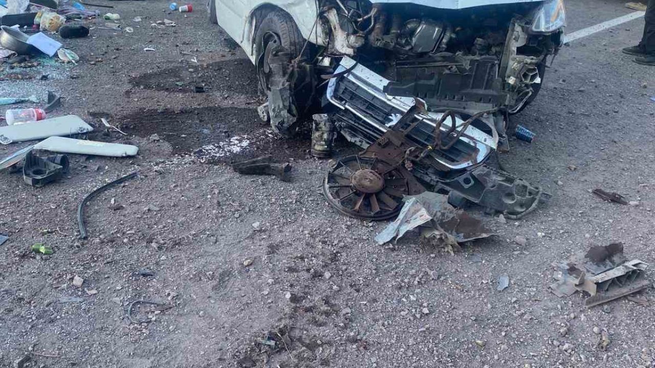 Elazığ’da hafif ticari araç takla attı: 5 yaralı