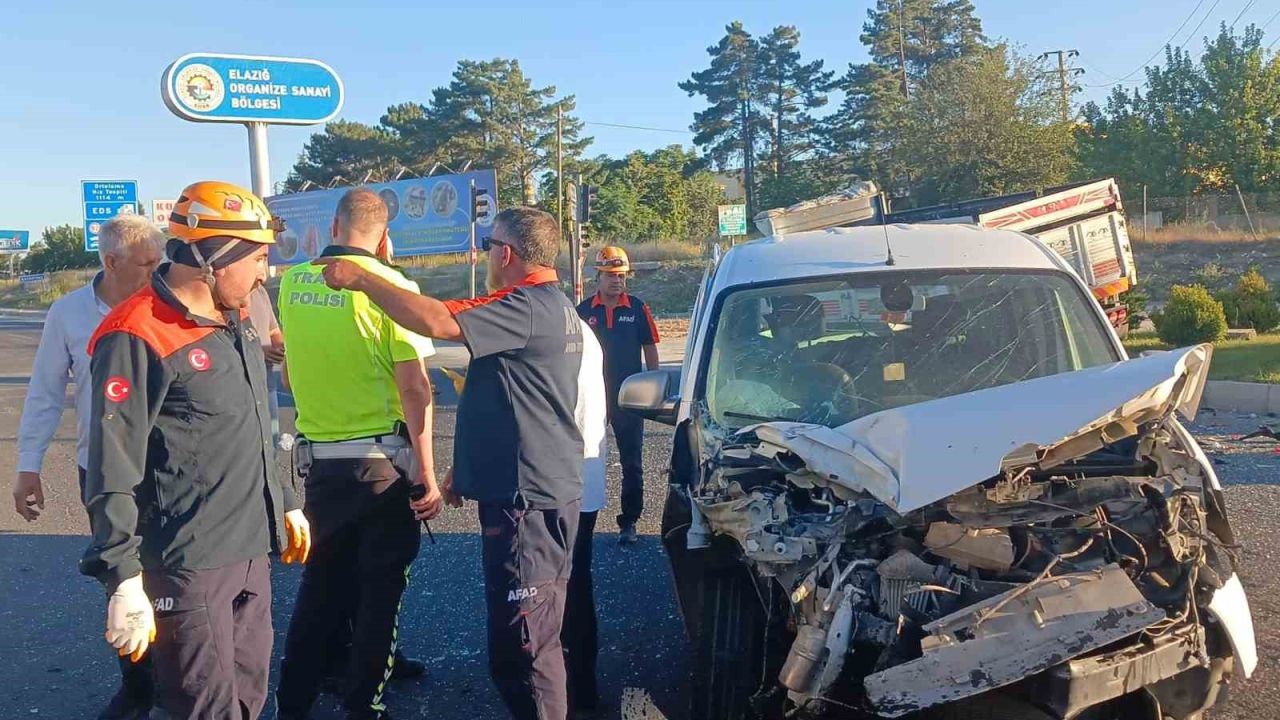 Elazığ’da kamyon ile hafif ticari araç çarpıştı: 1 yaralı