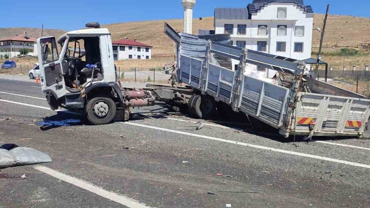 Elazığ’da kamyonlar çarpıştı: 1 yaralı