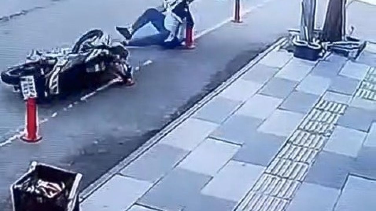 Elazığ’da motosiklet kazası kamerada