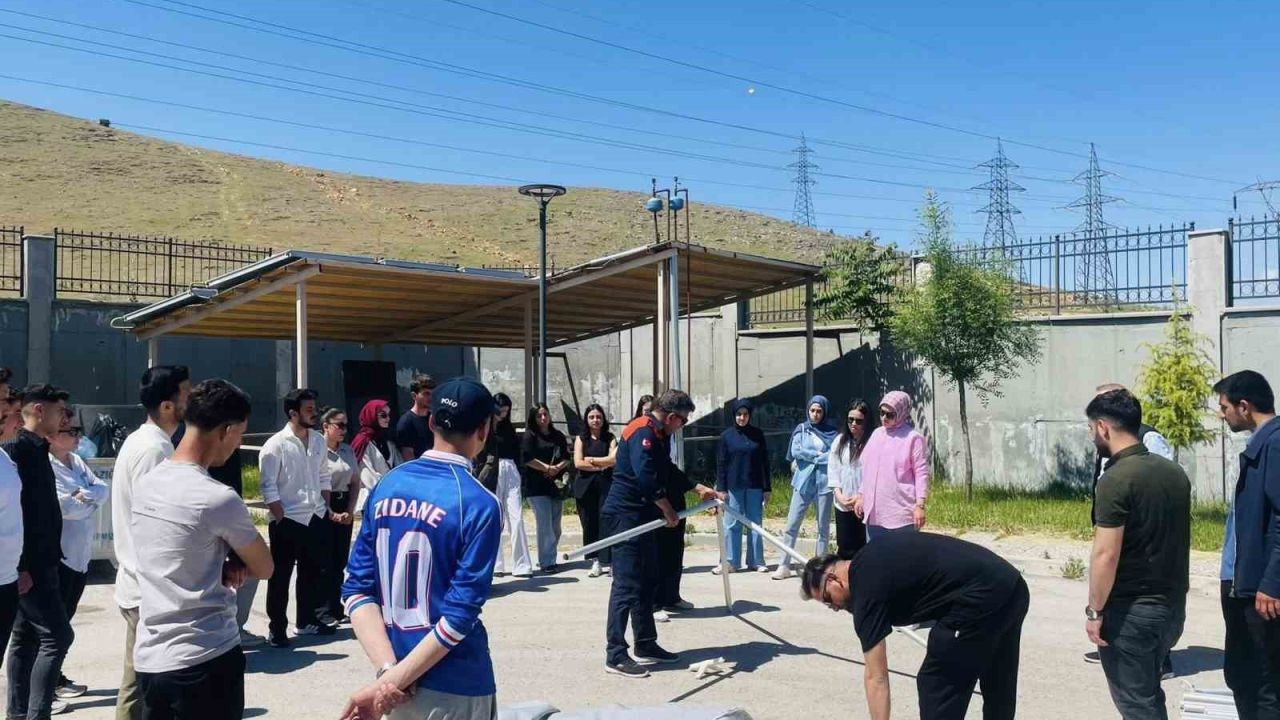 Elazığ’da öğrencilere çadır kurma ve yangın eğitimi