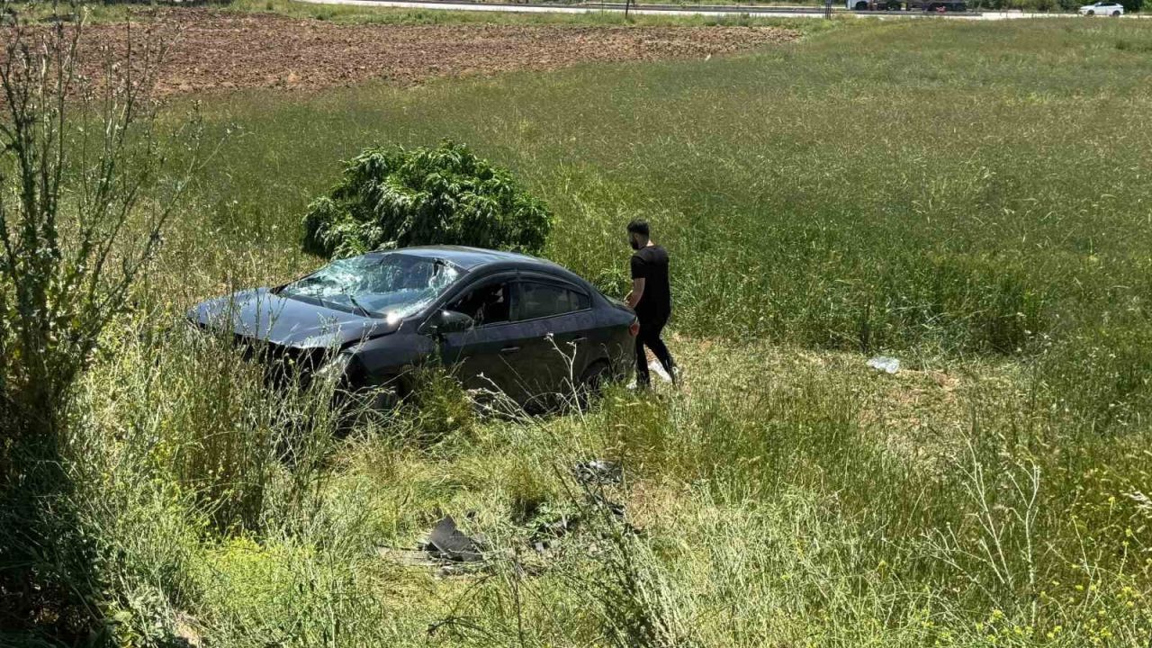 Elazığ’da otomobil tarlaya uçtu: 3 yaralı