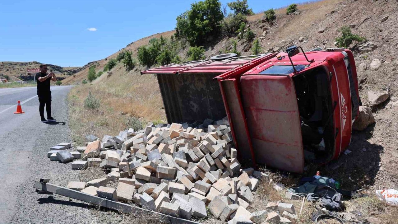 Elazığ’da parke taşı yüklü kamyonet devrildi: 2 yaralı