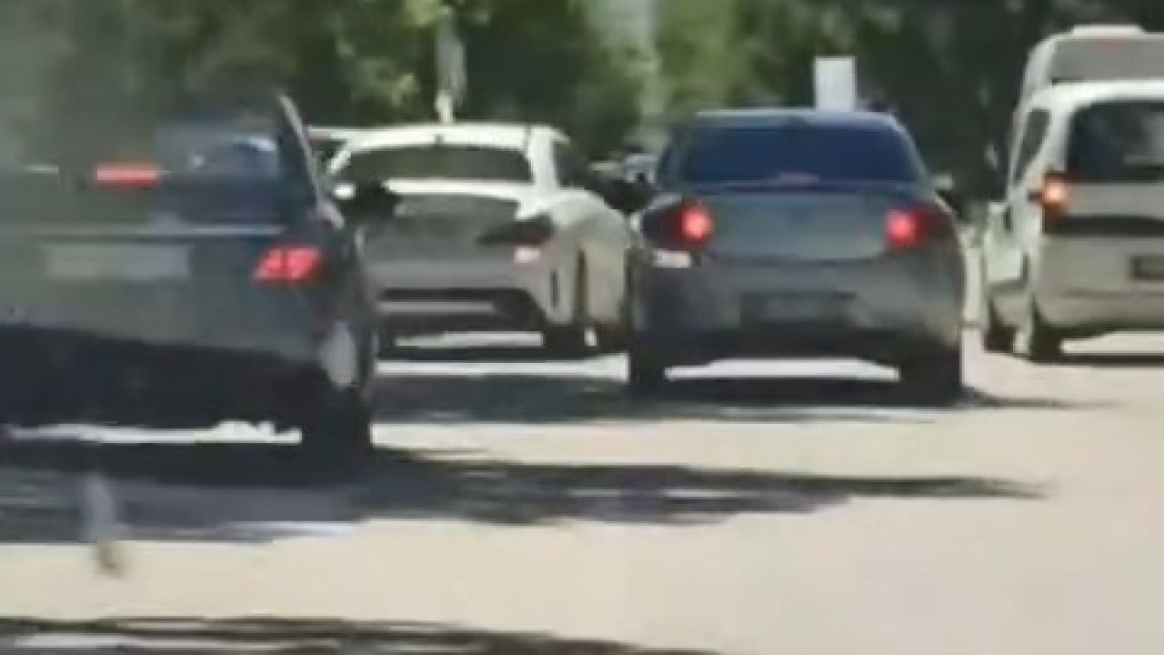 Elazığ’da peş peşe makas atan sürücü kameraya yansıdı