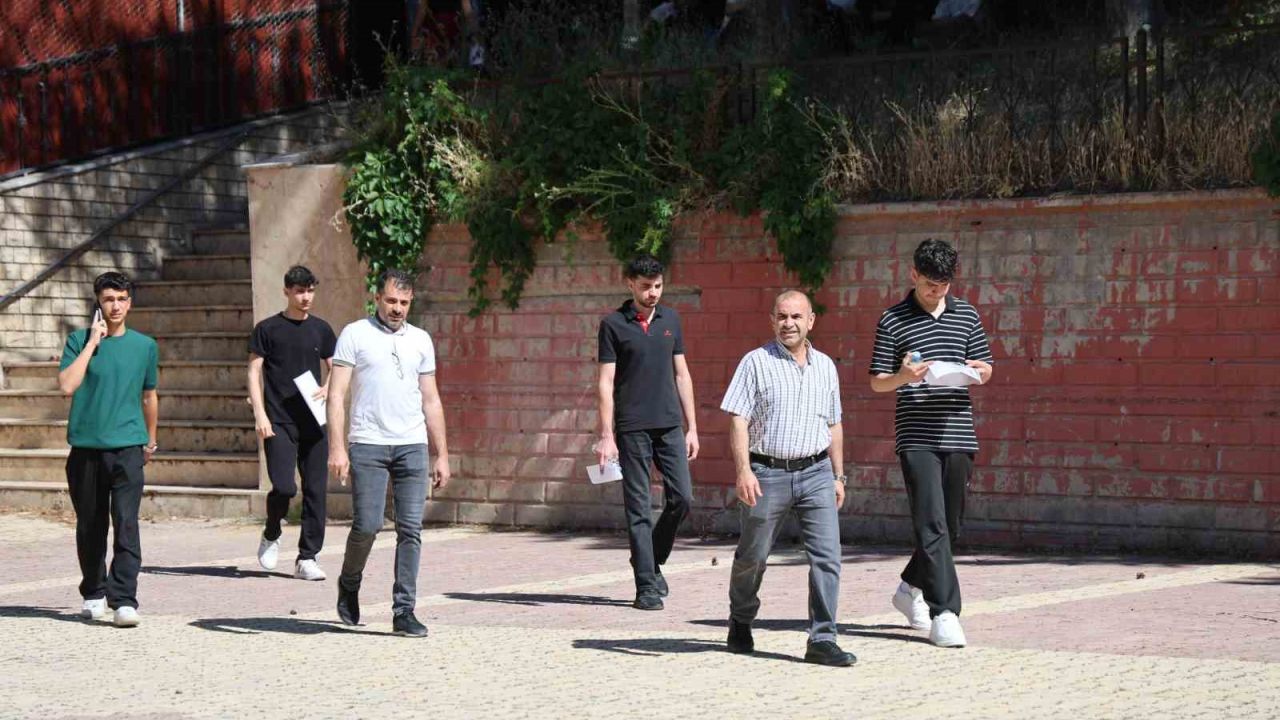 Elazığ’da YKS maratonu başladı: 37 binden fazla aday geleceği için sıralardaki yerini aldı