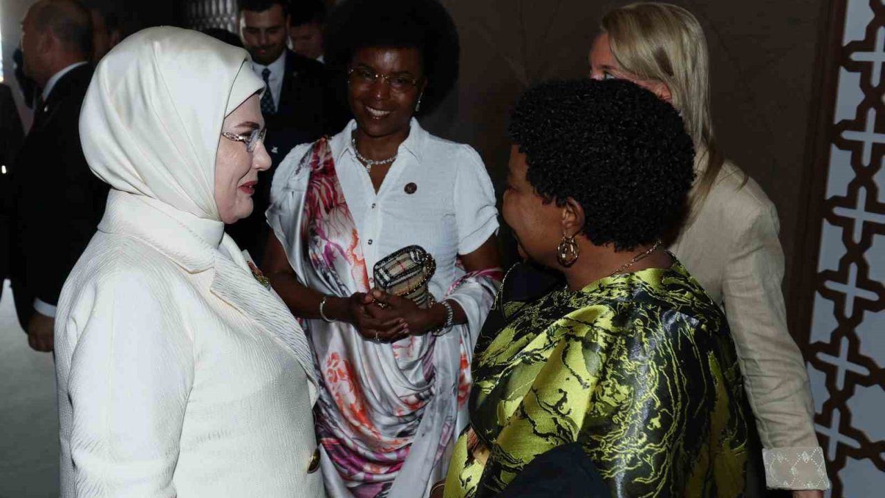 Emine Erdoğan: "Sıfır Atık Forumu’nu insanlık ailesinin ortak bir ideal etrafında kenetlendiği tarihi bir buluşma olarak görüyoruz"