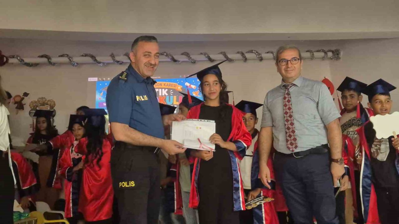 Emniyet Müdürü öğrencilerin karne sevincine ortak oldu