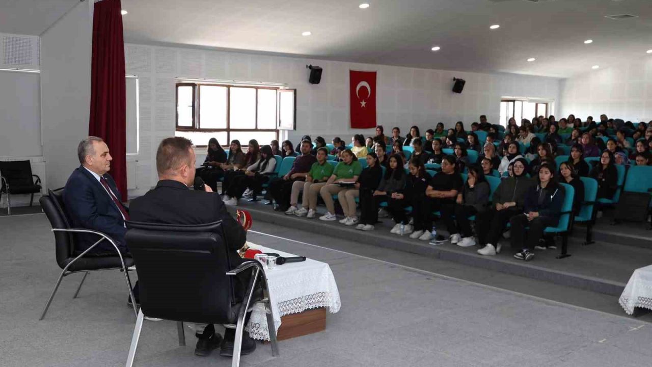 ERÜ Rektörü Altun, Develi’de öğrenciler ile buluştu